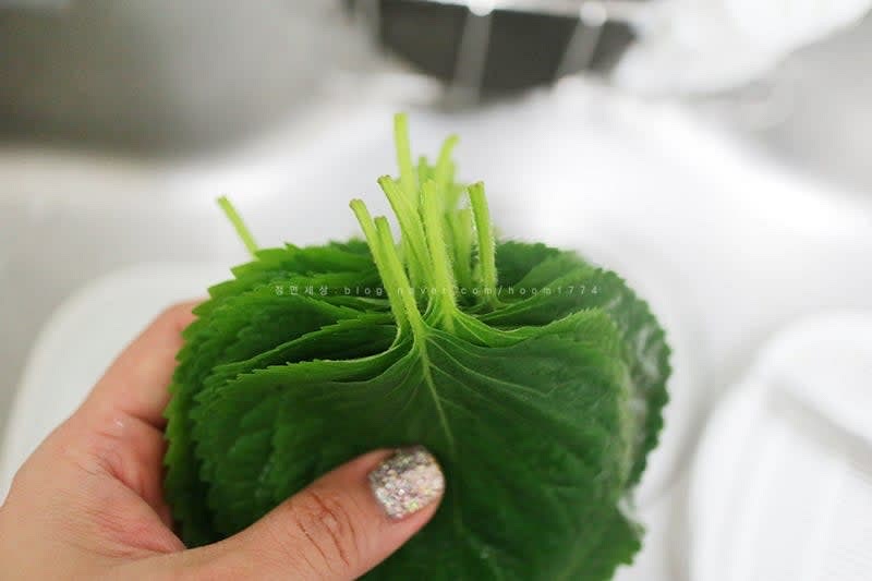 씻어놓은 깻잎 꽁지는 취향에 따라서 잘라준다.