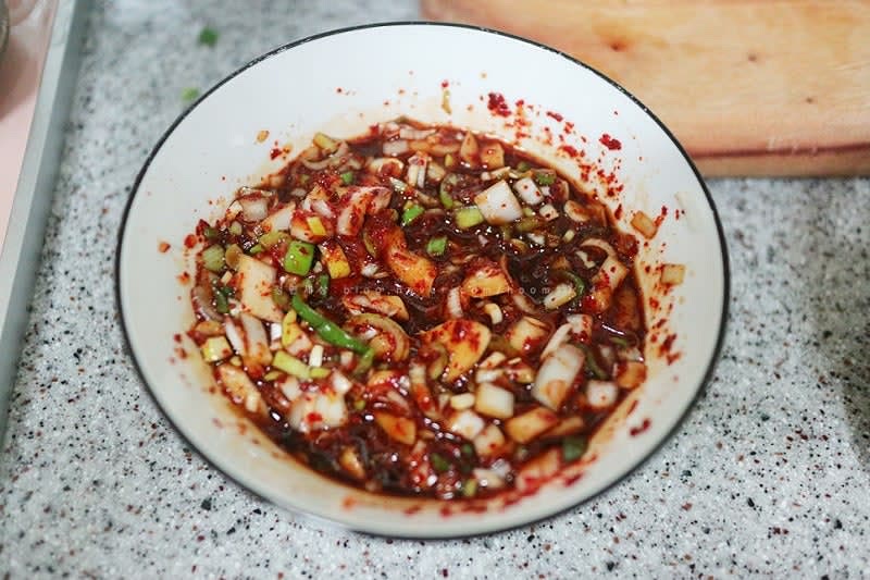 간장 3T, 맛술 3T, 고춧가루 2T, 대파 1, 다진 마늘 1T, 양파 1, 참기름, 참깨 넣고 잘 섞어준다.