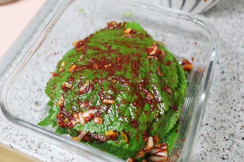 깻잎 1~2장 사이에 사이에 양념을 발라준다.