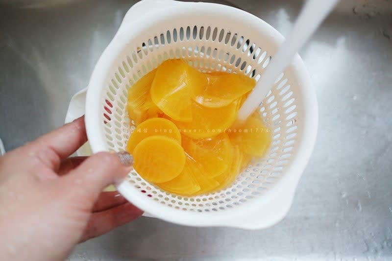 먼저 단무지를 물에 가볍게 씻어서 물기를 꼭 짜준다.