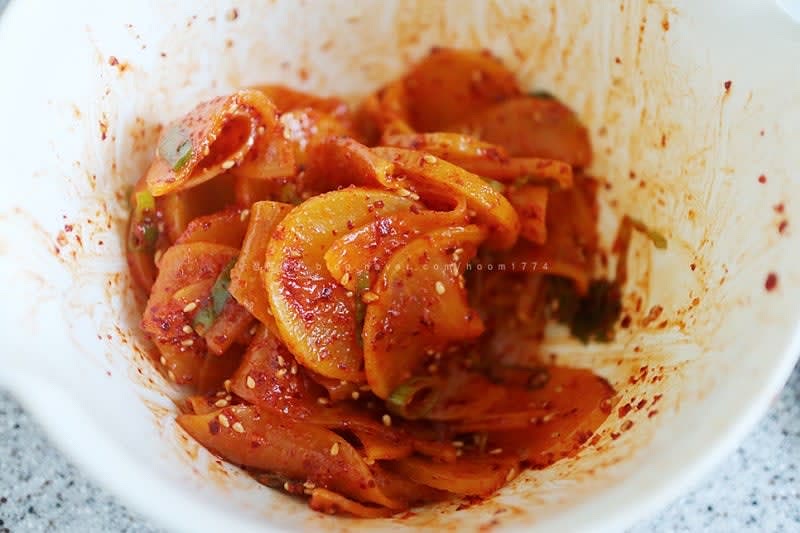 물기를 꼭 잔 단무지, 썰어놓은 대파, 고춧가루 1T, 다진 마늘 0.5T, 설탕 0.5T, 참기름, 참깨 모두 다 넣고 조물조물 잘 무쳐주면 끝!!