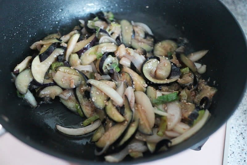 휘리릭 볶아준 뒤 가지와 양파가 숨이 죽으면 마무리 참깨, 참기름을 넣어주면 끝!!