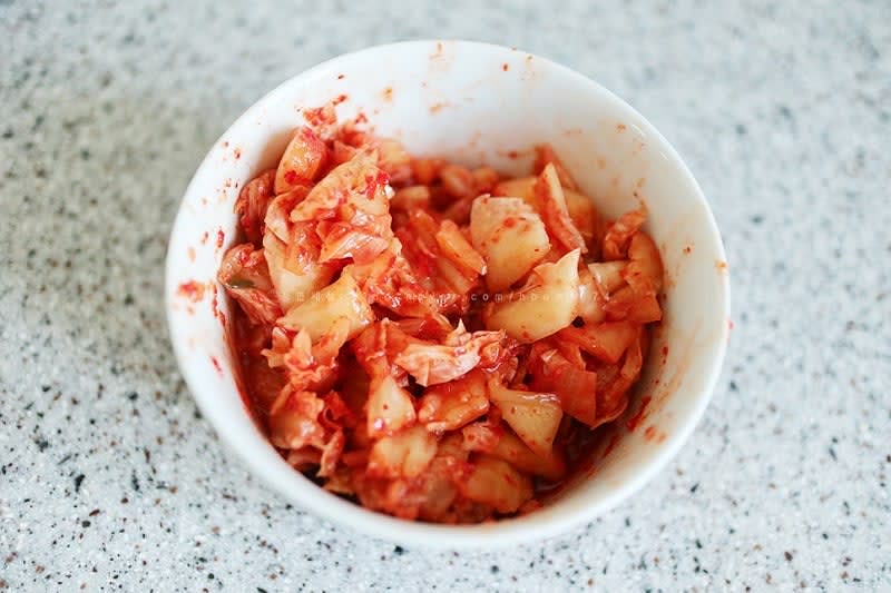 먼저 준비한 김치를 그릇에 담고 잘게 잘게 가위로 잘라준다.