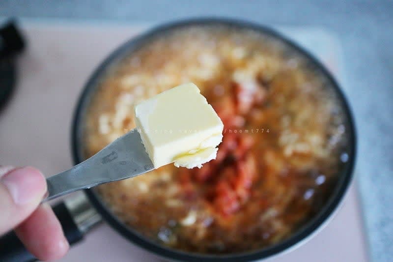 잘게 자른 김치도 넣어주고 버터 1T, 고춧가루 1T 넣어준다.
