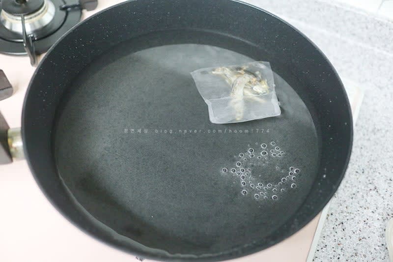 냄비에 물을 담고 멸치티백을 넣고 육수를 만들어준다.