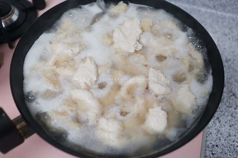 육수가 팔팔 끓으면 최대한 얇게 떠서 육수에 밀가루 반죽을 넣어준다.