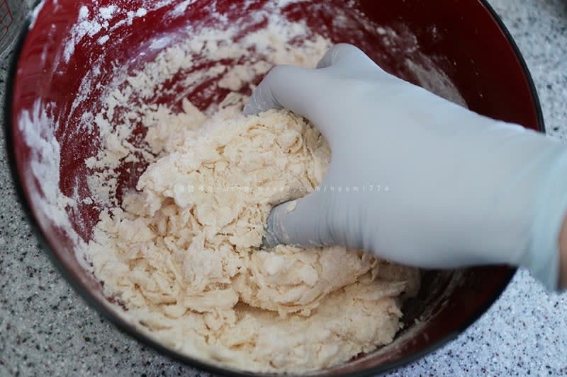 따뜻한 물 200ml 준비해서 조금씩 넣으면서 반죽해 준다.