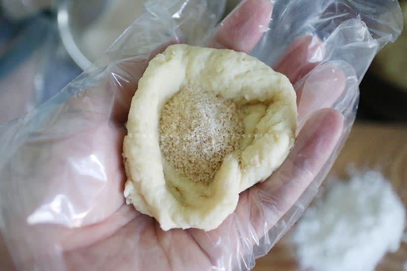 반죽 가운데 꿀소스를 넣어준 뒤 잘 오므려준다.