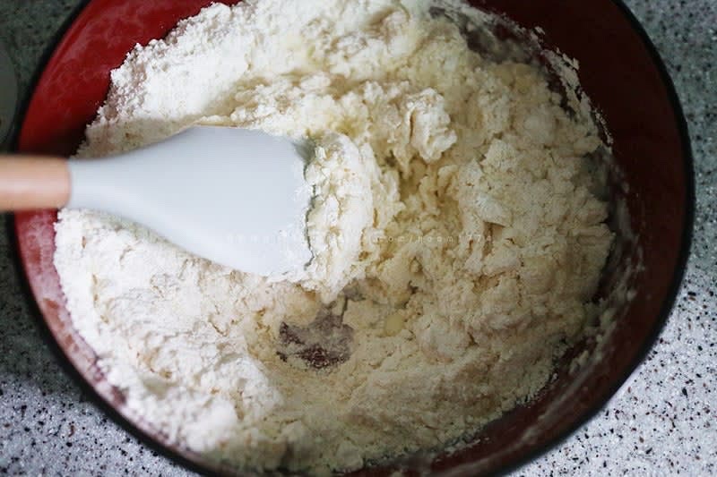 반죽이 잘 뭉치게 잘 버무려준다.