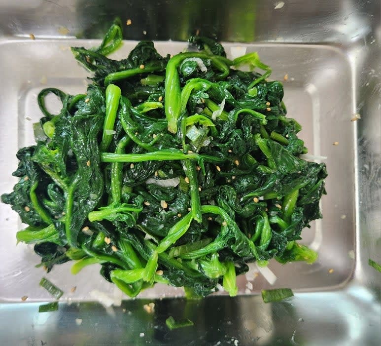 찬물에 헹군 시금치는 손으로 뭉쳐 꾹 짜서 물기를 뺀 뒤 송송 썬 대파와 다진마늘 1/2스푼 ,소금 1/3티스푼 , 참치액 1스푼 , 참기름 1스푼 , 통깨 1/2스푼을 넣고 조물조물 무쳐 완성합니다.