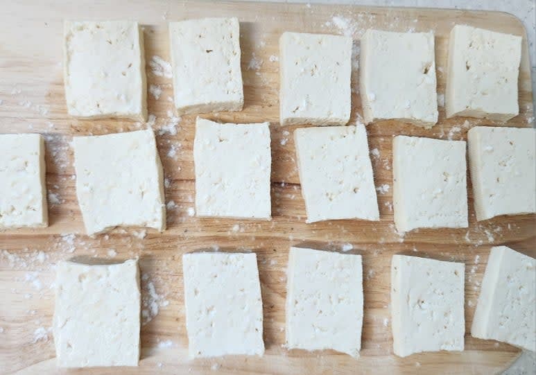 계란물이 두부에 잘 입혀지도록 밑간한 두부에 부침가루 1스푼을 흩뿌려 가루를 묻혀 주세요. 