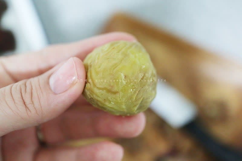손으로 까도 가능하지만 칼을 이용하면 더 쉽게 쓱쓱 벗겨진다.
