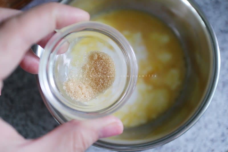 잘 풀어진 달걀에 우유, 설탕, 소금을 넣어서 잘 섞어준다.