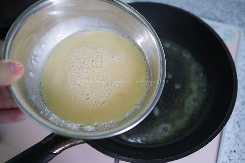 풀어놓은 계란을 녹인 버터 위에 챠르르르 부어준다.