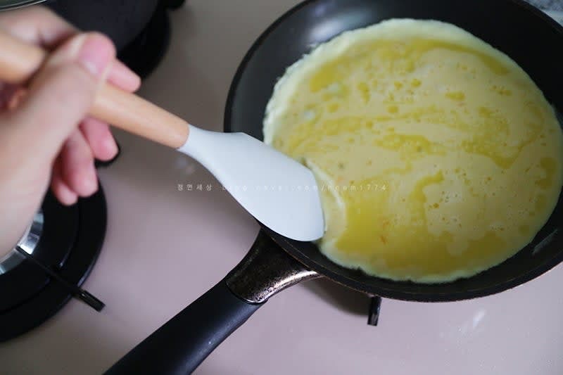 공기 기포가 올라올 때마다 사이드를 살살 밀면서 잘 섞어준다.