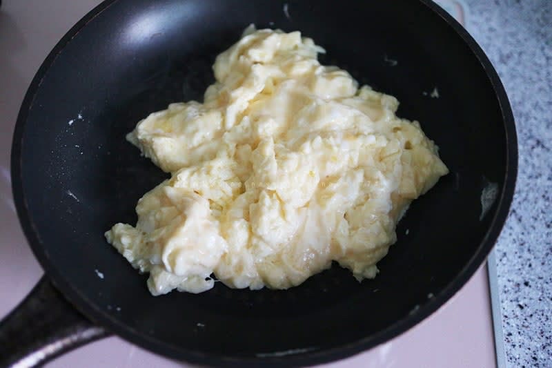 너무 바짝 말고 어느 정도 촉촉할 때 불을 끄고 달걀의 잔열기로 나머지 익을 수 있게 준비