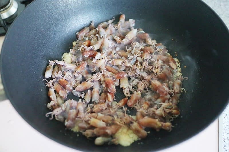달군 팬에 기름을 두르고 다진 마늘 1T 넣고 마늘향을 만들어준 뒤 꼴뚜기를 넣어 볶아준다.