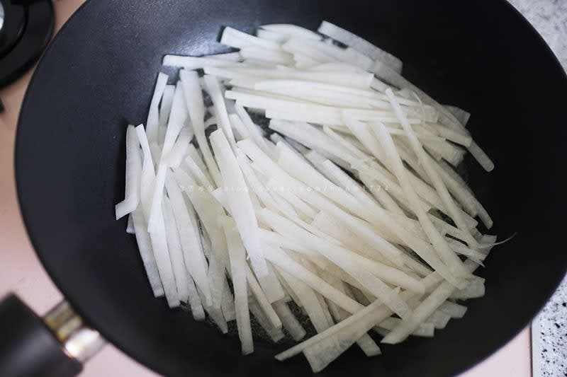 물을 자작하게 넣고 찌듯이 뚜껑을 닫고 숨을 죽여준다.