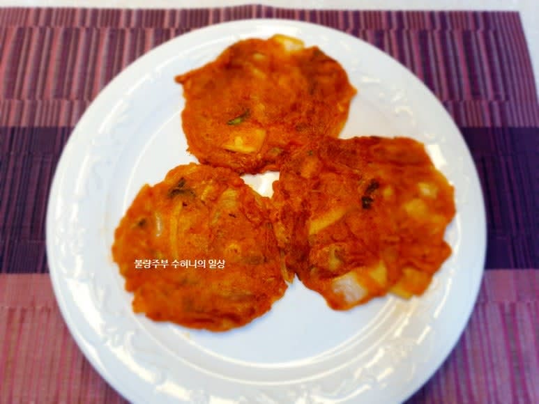 완성된 김치전을 접시에 담아 맛있게 즐깁니다.