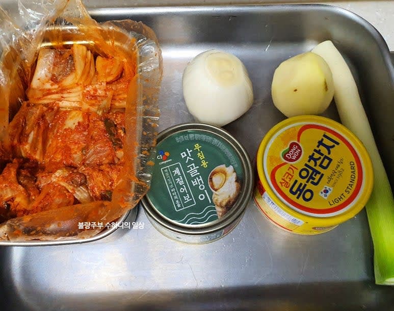익은김치와 골뱅이, 참치를 준비합니다. 김치와 골뱅이를 잘게 썰고, 참치는 기름을 따라냅니다.