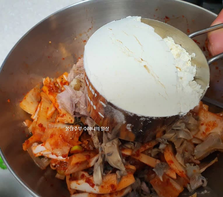 2번 볼에 1번 재료를 추가하고 설탕 2/3큰술과 부침 가루를 넣어줍니다. 탄산수(또는 얼음물)를 넣어 반죽을 만듭니다. 재료가 골고루 섞이도록 저어줍니다.