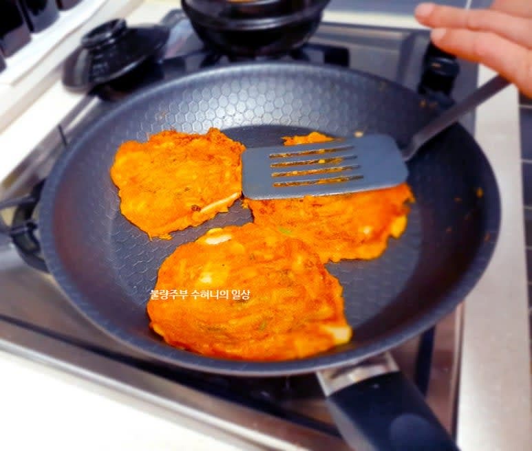 달군 팬에 기름을 두르고 중불에서 반죽을 올려 앞뒤로 노릇하게 부칩니다.