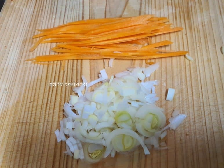 대파 흰부분은 다져주고 당근은 얇게 썰어줍니다.