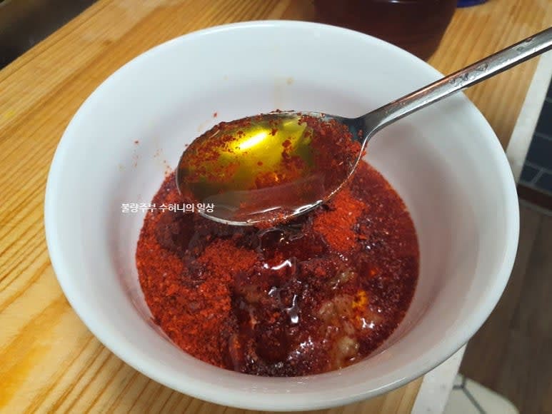 볼에 다진마늘, 고춧가루, 국간장, 액젓, 올리고당, 들기름, 통깨를 넣고 양념장을 만듭니다.