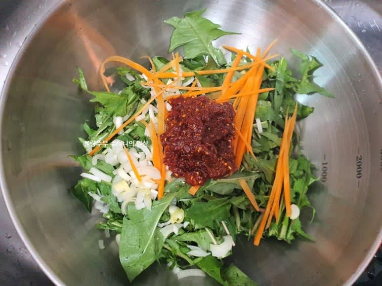 씻은 민들레잎과 대파, 당근에 양념장을 넣고 고루 버무립니다.