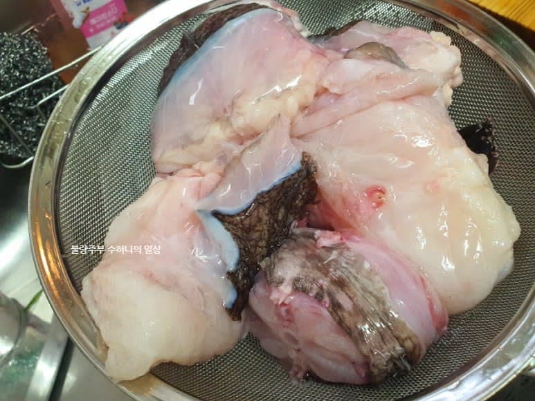 아귀는 손질 후 소주와 식초를 섞은 물에 담가 비린내를 제거하고 깨끗이 씻어 준비합니다. 아귀 간은 따로 빼서 둡니다.
