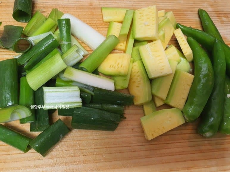 무는 나박 썰고, 대파와 청경채, 부추를 적당한 크기로 썰어 준비합니다. 콩나물도 씻어둡니다.