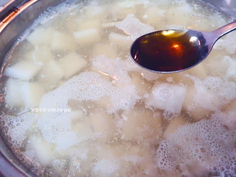 무가 투명하게 익으면 국간장으로 1차 간을 해줍니다.