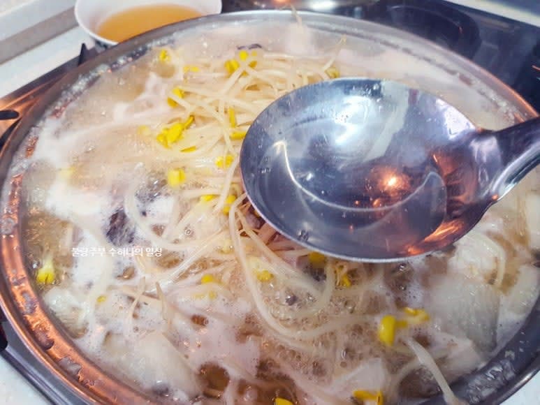 아귀와 콩나물을 넣고 끓입니다. 떠오르는 거품은 걷어 내주고 소금 간도 추가합니다.