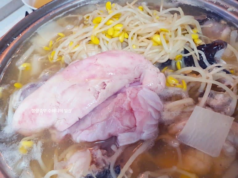 빼두었던 아귀 간을 넣고 조금 더 끓여줍니다.