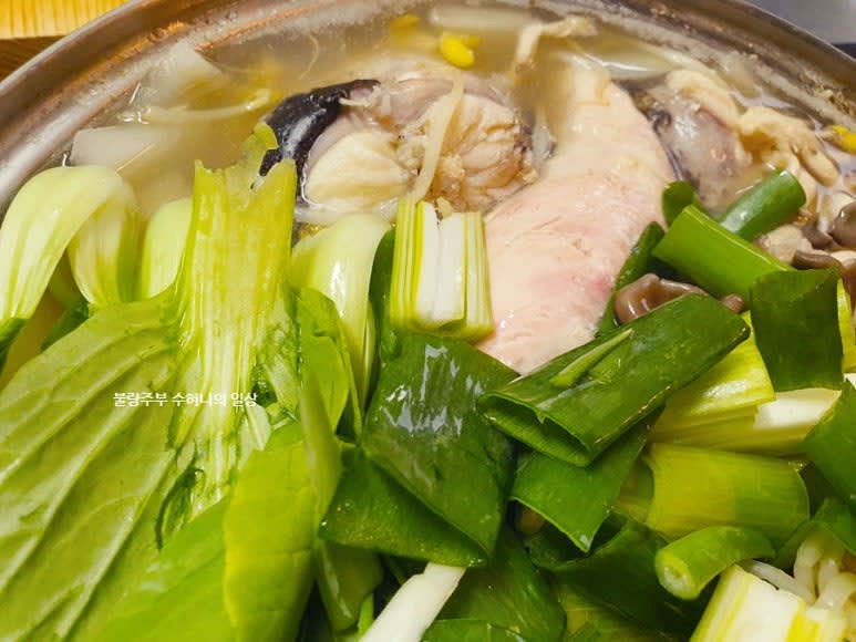 호박, 버섯, 대파, 청경채를 넣고 조금 더 끓인 후 마무리합니다.