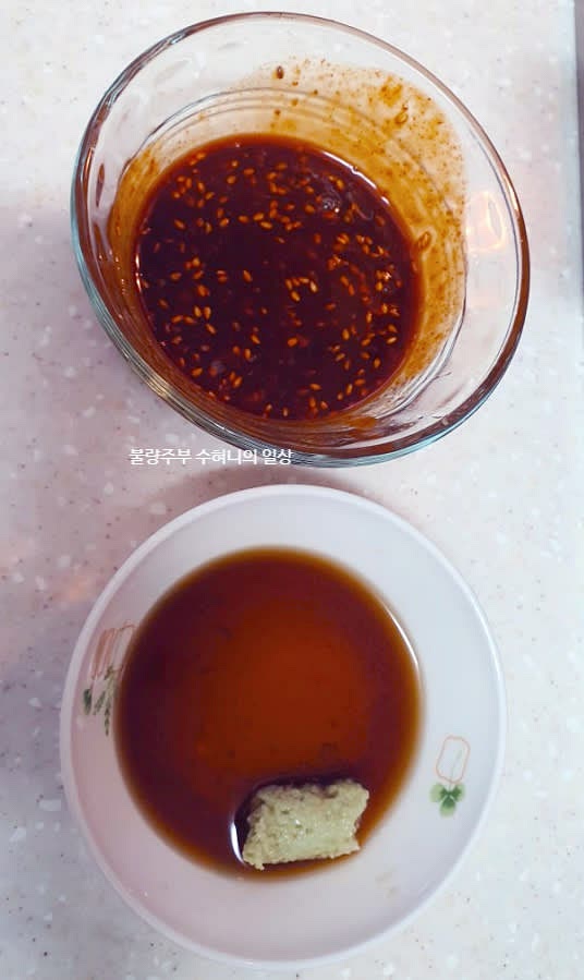 완성된 아구탕을 그릇에 담아 와사비장 또는 초장을 곁들여 맛있게 즐깁니다. 부추는 샤브해서 함께 먹으면 됩니다.