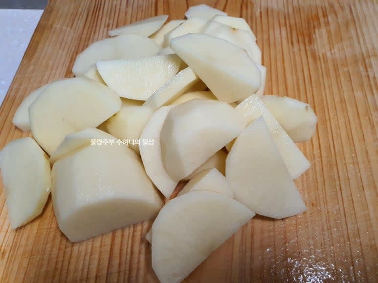 감자는 껍질을 벗기고 반달 모양으로 썰고 찬물에 헹구어 전분을 제거합니다.