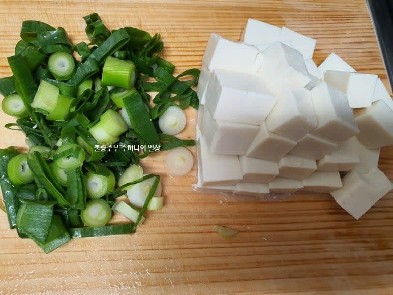 대파와 두부를 적당한 크기로 썰어 준비합니다.