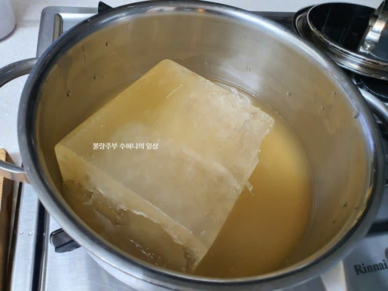 냄비에 육수와 쌀뜨물을 넣고 끓입니다.
