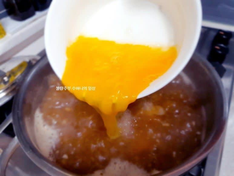 감자가 익으면 계란을 풀어 국물에 서서히 부으며 익혀요. 계란이 익는 동안 젓지 않는 게 좋아요.