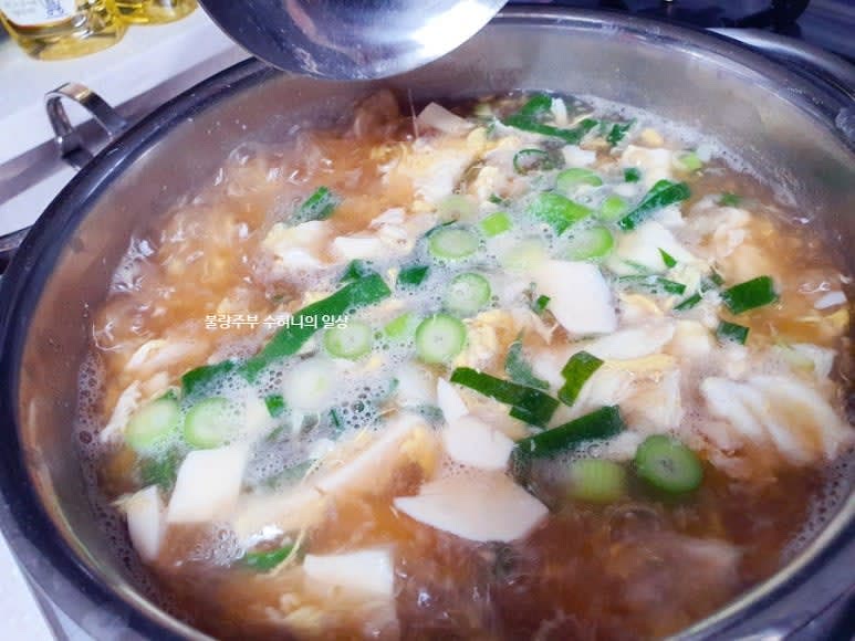두부와 대파를 넣고 부족한 간은 소금으로 맞춥니다.