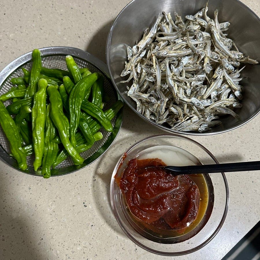 모든 재료를 준비해주세요.
* 멸치는 크기가 어느정도 있는경우 똥을 제거해야 쓴맛이 나지 않아요.
* 레시피에 있는 물엿보다 전 반큰술정도 더 넣어줬어요. 올리고당보단 물엿을 넣어야 꾸덕한 멸치 조림이 완성되니 참고하세요.
* 꽈리고추는 깨끗이 씩어 물기를 제거하고 꼭지도 제거해주세요.