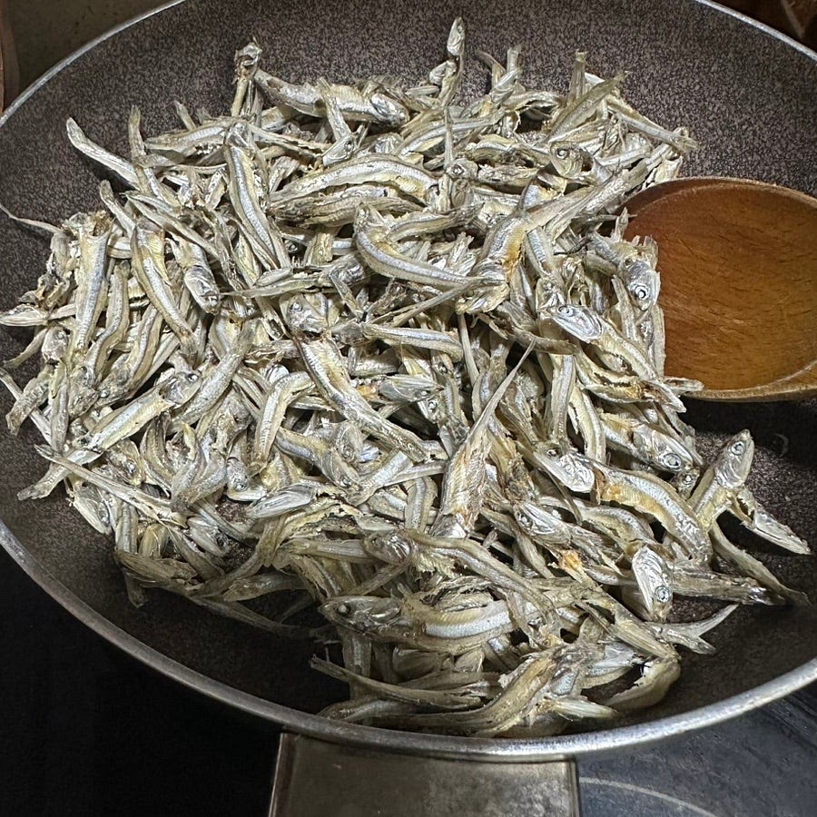 손질된 멸치를 달군 후라이팬에 2~3분 볶아주세요.