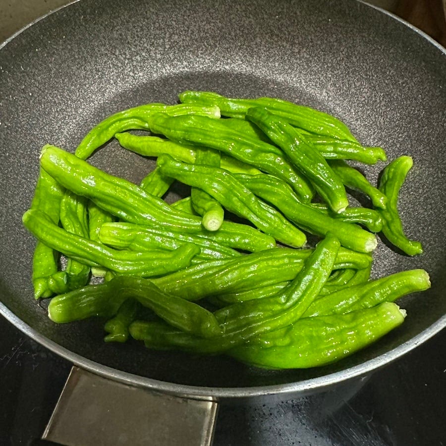 볶은 멸치를 빼서 담아두고 후라이팬에 기름을 반큰술 정도 두르고 꽈리고추를 2~3분간 볶아주세요.