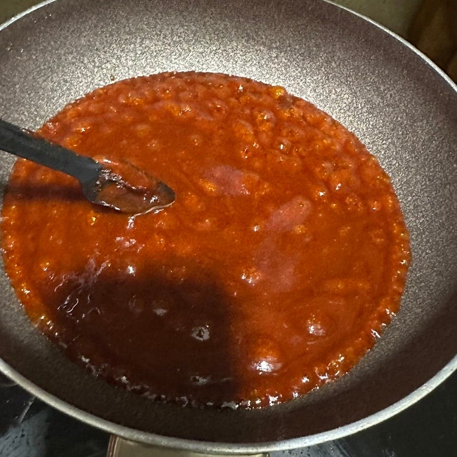 꽈리고추를 뺀다음 양념재료를 전부 잘 섞어 후라이팬에서 끓여주세요.