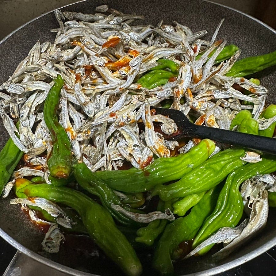 소스가 끓어 오르면 멸치와 꽈리고추를 넣고 양념에 골고루 베이도록 볶아주세요.