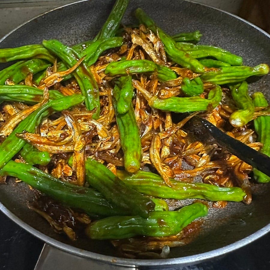 그대로 3~4분간 양념에 졸여 주세요.
* 맛을 보고 입맛에 따라 물엿을 좀더 넣고 볶아주세요. 물엿대신 요리에 올리고당 사용하시는 경우 불을 끄고 맨 마지막 단계에 넣고 섞어주셔야 단맛이 살아나요.