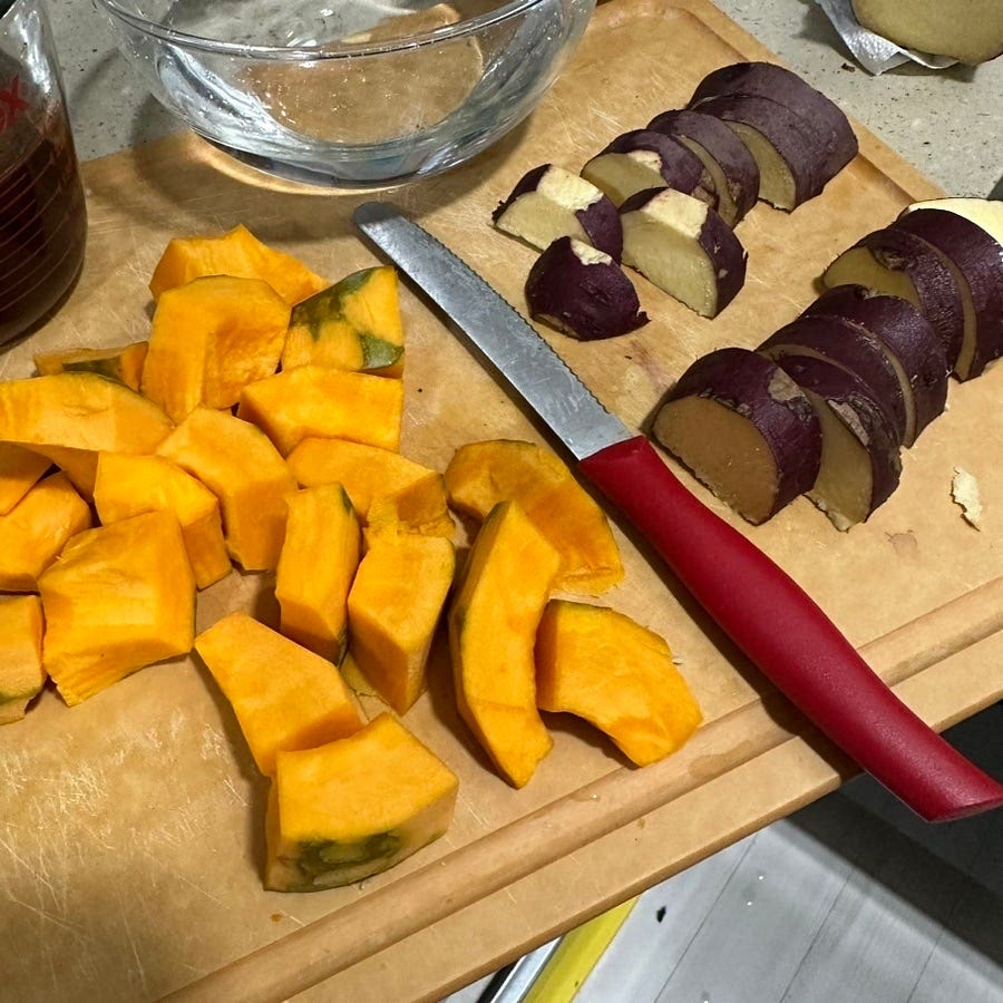 단호박과 고구마는 큼직하게 대충 잘라주세요.