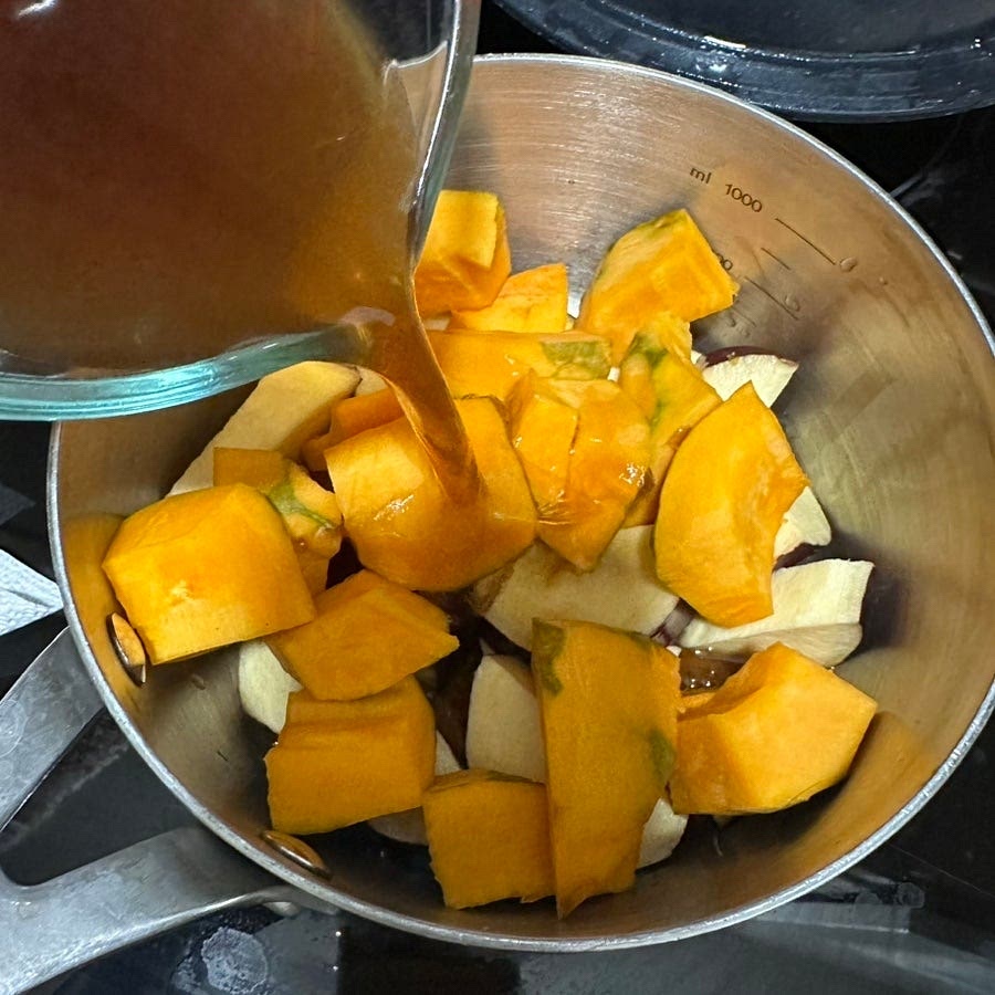 냄비에 육수와 넣고 그대로 팔팔 끓여주세요.