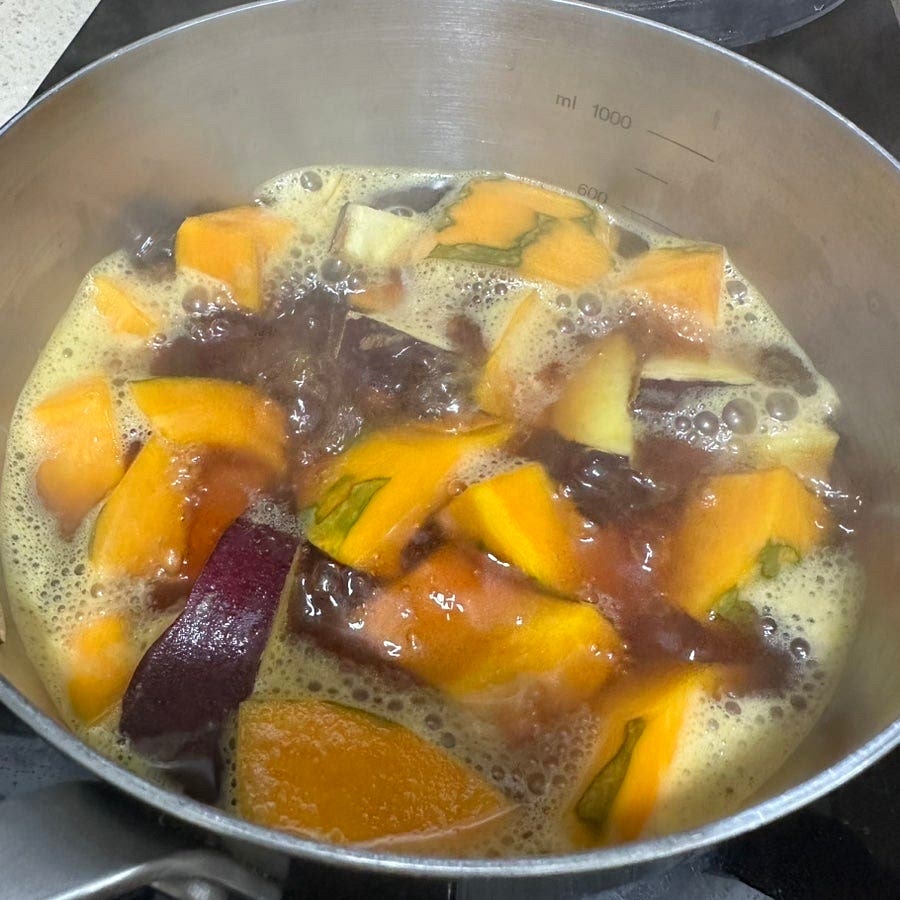 팔팔 끓으면 불을 줄이고 그대로 6분 끓여주세요.